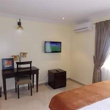 Room In Lodge - Choice Suites 111 Formerly Crown Cottage Hotel Ikeja Exterior photo