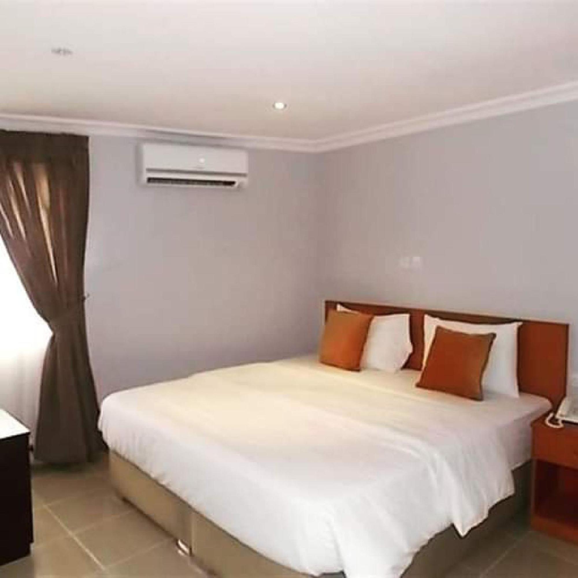 Room In Lodge - Choice Suites 111 Formerly Crown Cottage Hotel Ikeja Exterior photo
